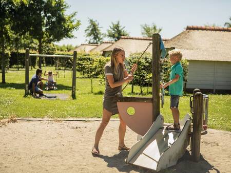 Kleine Rutsche auf einem Spielplatz im Ferienpark Landal Schuttersbos
