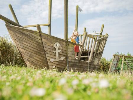 Spielboot auf einem Spielplatz im Ferienpark Landal Schuttersbos