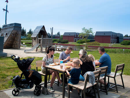 Genießen Sie einen Snack auf der Terrasse des Ferienparks Landal Seawest