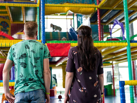 Kinder toben im Indoor-Spielparadies des Ferienparks Landal Seawest