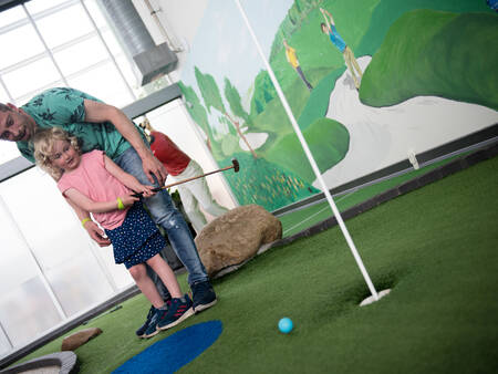 Eine Partie Minigolf auf dem Minigolfplatz des Ferienparks Landal Seawest