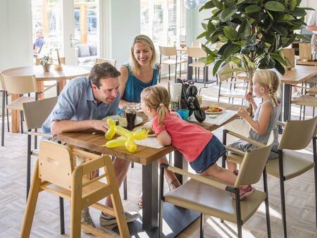 Essen in der Brasserie des Ferienparks Landal Sluftervallei