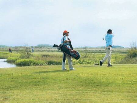 Golfen auf dem Golfplatz Texelse in der Nähe des Ferienparks Landal Sluftervallei