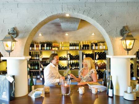 Genießen Sie einen Drink in der Brasserie des Ferienparks Landal Sonnenberg