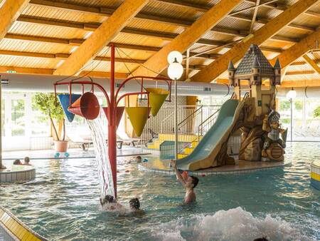 Das Hallenbad mit Rutsche und Spielgeräten im Ferienpark Landal Sonnenberg