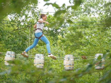 Stellen Sie sich der Herausforderung im Kletterpark des Ferienparks Landal Sonnenberg