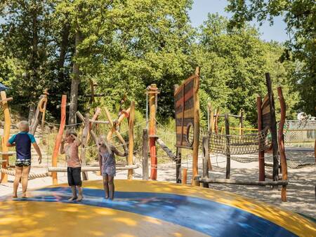 Lufttrampolin auf einem Spielplatz im Ferienpark Landal Sonnenberg