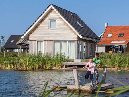 2 Kinder spielen auf einer Fähre im Ferienpark Landal Strand Resort Nieuwvliet-Bad