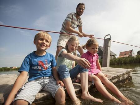 Familie auf einer Fähre im Ferienpark Landal Strand Resort Nieuwvliet-Bad