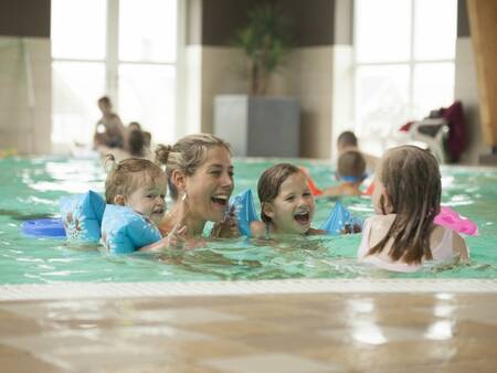 Menschen schwimmen im Swimmingpool des Ferienparks Landal Strand Resort Nieuwvliet-Bad