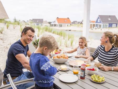 Terrasse eines Ferienhauses im Ferienpark Landal Strand Resort Ouddorp Duin