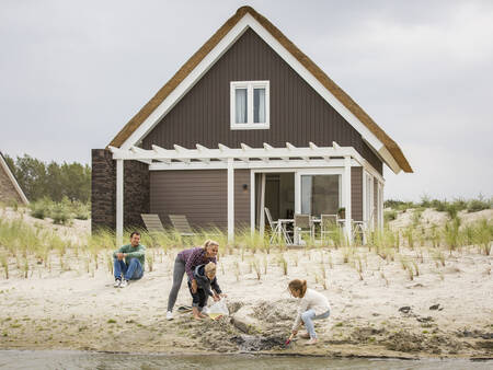 Die Ferienhäuser des Landal Strand Resort Ouddorp Duin liegen in einer Dünenlandschaft