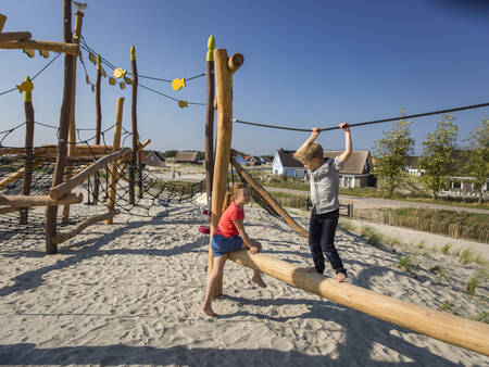 Spielplatz auf einer hohen Düne im Ferienpark Landal Strand Resort Ouddorp Duin