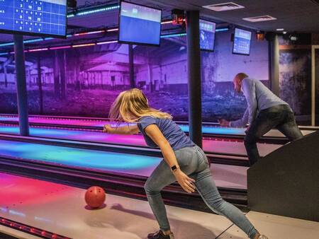 Bowling auf der Bowlingbahn des Ferienparks Landal Stroombroek
