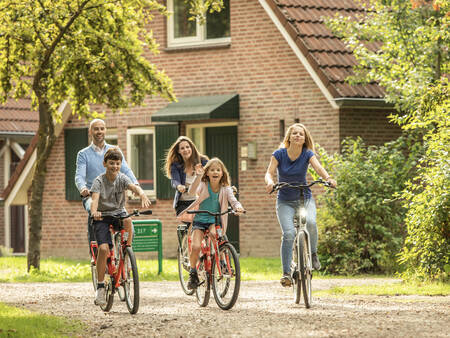 Eine Fahrradfamilie im Ferienpark Landal Stroombroek