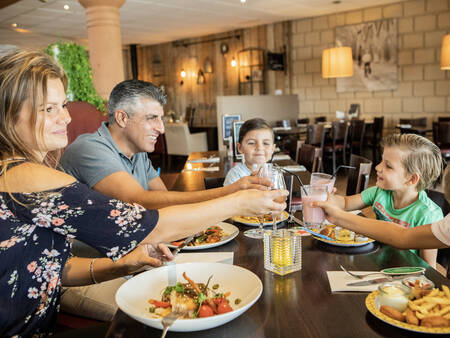 Genießen Sie ein köstliches Abendessen in der Timber's Brasserie im Ferienpark Landal Stroombroek