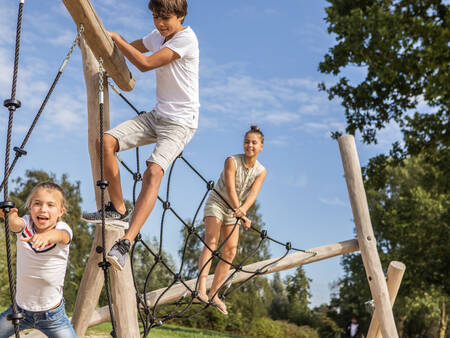 Klettergerät auf einem Spielplatz im Ferienpark Landal Stroombroek