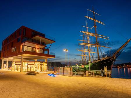 Ein Apartmentkomplex von Landal Travemünde in einem Hafen