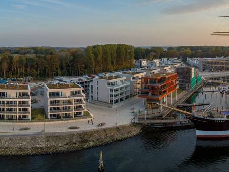 Luftaufnahme des Hafens mit Ferienwohnungen - Landal Travemünde