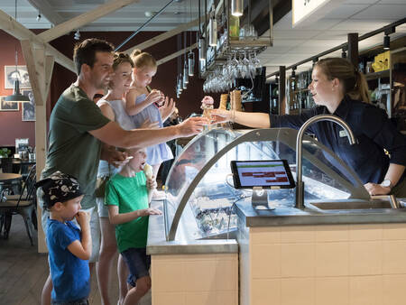 Kaufen Sie ein Eis in der Brasserie im Ferienpark Landal Twenhaarsveld