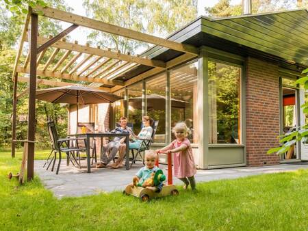 Terrasse mit Pergola eines Ferienhauses im Ferienpark Landal Twenhaarsveld