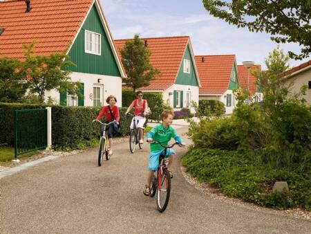 Familienradeln zwischen den Ferienvillen im Ferienpark Landal Villapark Livingstone