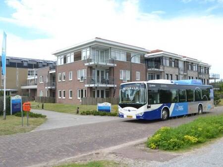 Ein Bus vor dem Apartmentkomplex Landal Vitamaris