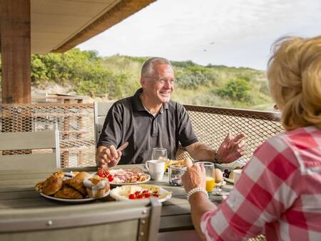 Frühstücken Sie auf dem Balkon Ihres Apartments in Landal Vlieduyn