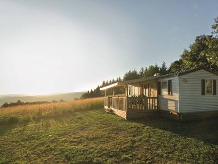 Chalet mit überdachter Terrasse in den Hügeln des Ferienparks Landal Warsberg