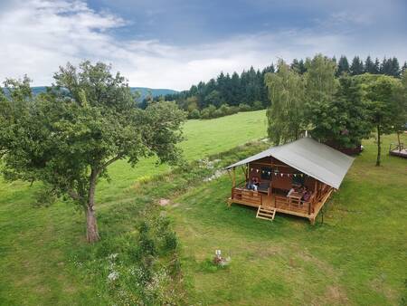 Luftaufnahme eines Safarizeltes im Ferienpark Landal Warsberg