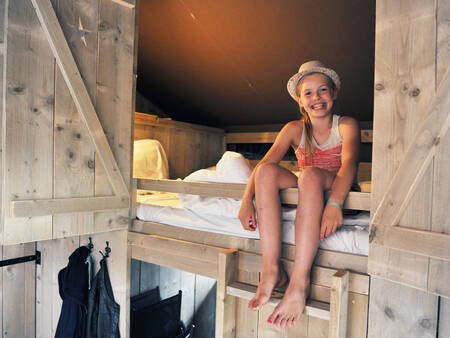 Schlafzimmer eines Kinderbungalows für 4 Personen im Ferienpark Landal Warsberg