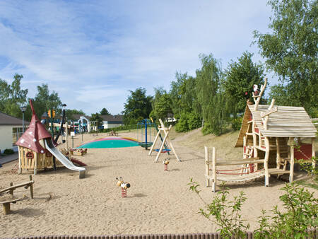 Spielplatz mit Lufttrampolin, Schaukeln und Rutschen im Ferienpark Landal Warsberg