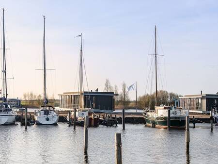 Boote im Jachthafen des Ferienparks Landal Waterpark De Alde Feanen