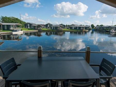 Blick von der Terrasse eines Ferienhauses im Ferienpark Landal Waterpark Sneekermeer