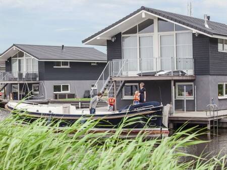 Ein Ferienhaus mit eigenem Steg im Ferienpark Landal Waterpark Sneekermeer