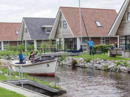 Ferienhäuser mit Steg am Wasser im Ferienpark Landal Waterpark Terherne