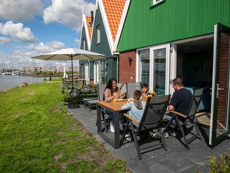 Garten eines Ferienhauses am Markermeer im Ferienpark Landal Waterpark Volendam