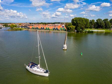 Segelboot auf dem Markermeer direkt vor dem Ferienpark Landal Waterpark Volendam