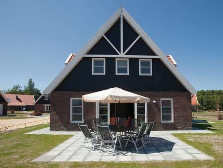 Garten mit Terrasse eines Ferienhauses im Ferienpark Landal Waterparc Veluwemeer