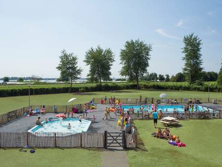 2 eingezäunte Außenpools im Ferienpark Landal Waterparc Veluwemeer