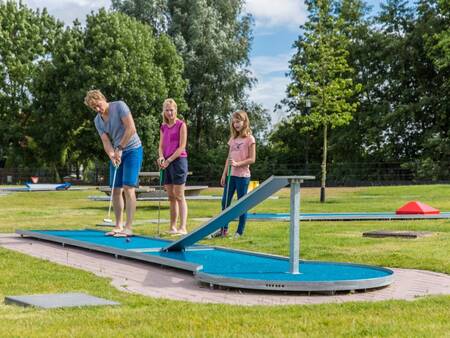 Minigolf mit der Familie im Ferienpark Landal Waterparc Veluwemeer