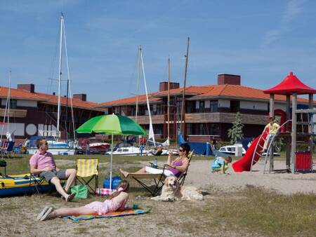 Liegewiese und Spielplatz im Ferienpark Landal Waterparc Veluwemeer