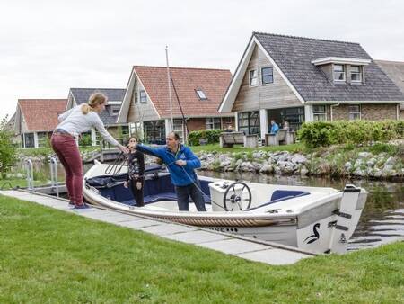 Ferienhaus mit Steg im Ferienpark Landal Waterpark Terherne