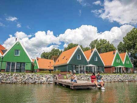 Steg am Markermeer direkt vor den Ferienhäusern im Ferienpark Landal Waterpark Volendam