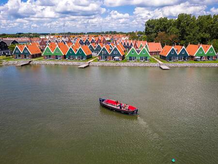 Luftaufnahme einer Schaluppe auf dem Markermeer vor dem Ferienpark Landal Waterpark Volendam