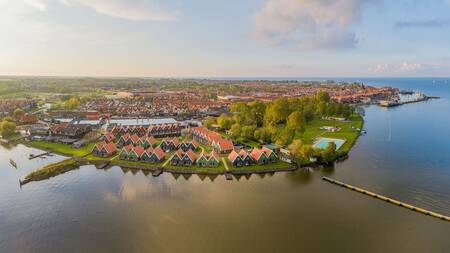 Luftaufnahme des Ferienparks Landal Waterpark Volendam und des Markermeers