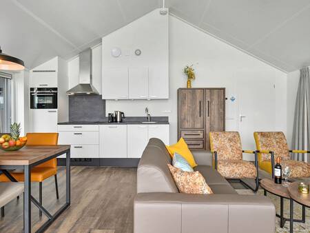 Wohnzimmer und Küche eines Ferienhauses im Ferienpark Landal Waterresort Blocksyl