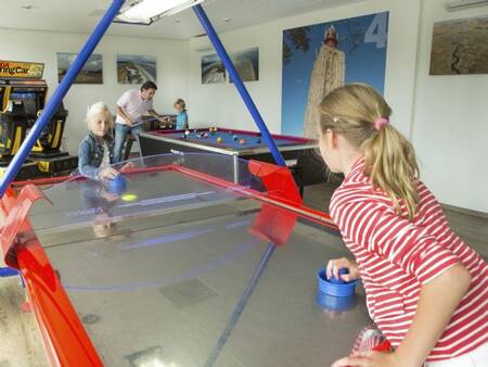 Airhockey und Billard im Apartmentkomplex Landal West-Terschelling