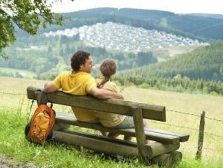 Landal Winterberg - Ein Paar auf einer Bank genießt die Aussicht