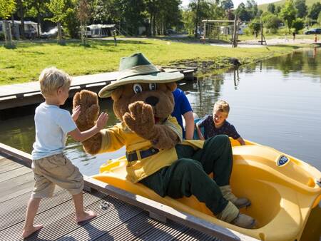 Bollo der Bär und Kinder in einem Tretboot im Ferienpark Landal Wirfttal